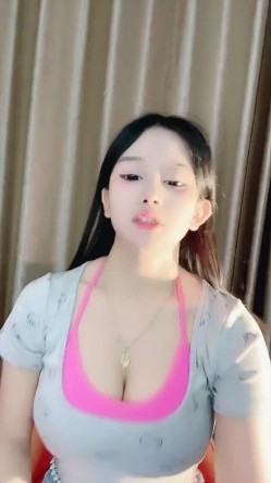 笑容甜美，高端精致女神【18岁昆明女模】大尺度福利第二季，白皙无毛粉屄傲人双峰，道具自慰喷水 截图4