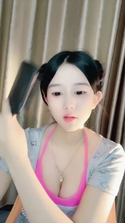 笑容甜美，高端精致女神【18岁昆明女模】大尺度福利第二季，白皙无毛粉屄傲人双峰，道具自慰喷水 截图6