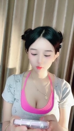 笑容甜美，高端精致女神【18岁昆明女模】大尺度福利第二季，白皙无毛粉屄傲人双峰，道具自慰喷水 截图7