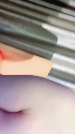 笑容甜美，高端精致女神【18岁昆明女模】大尺度福利第二季，白皙无毛粉屄傲人双峰，道具自慰喷水 截图12