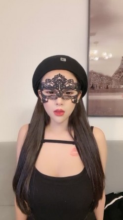 面罩红唇新人网红小姐姐和男友激情，揉捏大奶子舔屌口交，浴室湿身诱惑翘起大屁股，69姿势舔菊后入猛操 截图3