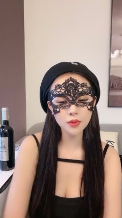 面罩红唇新人网红小姐姐和男友激情，揉捏大奶子舔屌口交，浴室湿身诱惑翘起大屁股，69姿势舔菊后入猛操 截图4