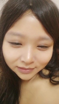 燃情小少妇跟小哥啪啪，全程露脸口交大鸡巴在大哥的调教下玩乳交好刺激，开档黑丝主动上位让大哥后入抽插 截图14