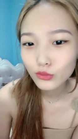近期下海网红美女！黑丝美腿贫乳小奶！全裸诱惑，掰开紧致小穴特写 截图2