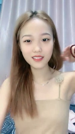 近期下海网红美女！黑丝美腿贫乳小奶！全裸诱惑，掰开紧致小穴特写 截图4