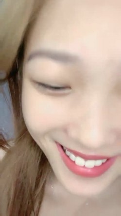 近期下海网红美女！黑丝美腿贫乳小奶！全裸诱惑，掰开紧致小穴特写 截图5