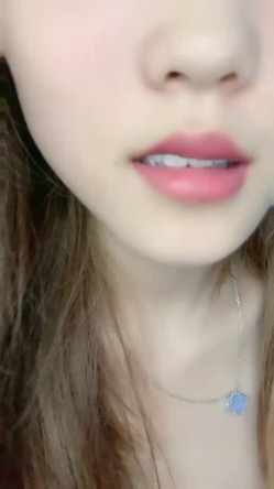 近期下海网红美女！黑丝美腿贫乳小奶！全裸诱惑，掰开紧致小穴特写 截图12
