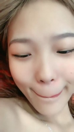 近期下海网红美女！黑丝美腿贫乳小奶！全裸诱惑，掰开紧致小穴特写 截图14