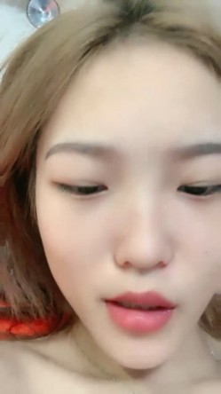 近期下海网红美女！黑丝美腿贫乳小奶！全裸诱惑，掰开紧致小穴特写 截图15