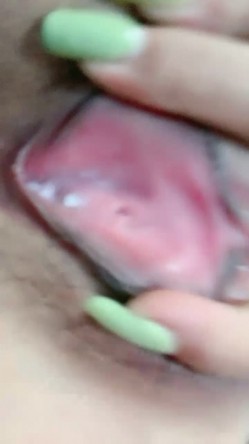 近期下海网红美女！黑丝美腿贫乳小奶！全裸诱惑，掰开紧致小穴特写 截图16