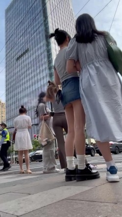 自来眼偷拍系列 ️丸子头元气美女超短牛仔裙露屁股蛋 ️灰色运动短裙气质白富美 美腿笔直匀称 截图3