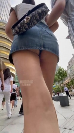 自来眼偷拍系列 ️丸子头元气美女超短牛仔裙露屁股蛋 ️灰色运动短裙气质白富美 美腿笔直匀称 截图4