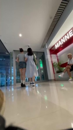 自来眼偷拍系列 ️丸子头元气美女超短牛仔裙露屁股蛋 ️灰色运动短裙气质白富美 美腿笔直匀称 截图10