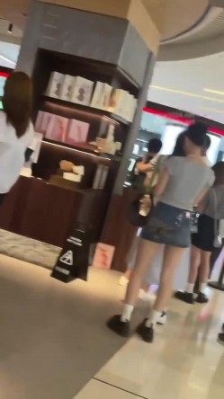 自来眼偷拍系列 ️丸子头元气美女超短牛仔裙露屁股蛋 ️灰色运动短裙气质白富美 美腿笔直匀称 截图11