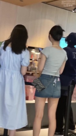 自来眼偷拍系列 ️丸子头元气美女超短牛仔裙露屁股蛋 ️灰色运动短裙气质白富美 美腿笔直匀称 截图13