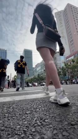 自来眼偷拍系列 ️丸子头元气美女超短牛仔裙露屁股蛋 ️灰色运动短裙气质白富美 美腿笔直匀称 截图14
