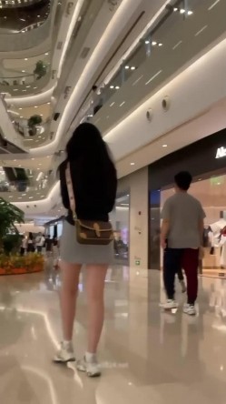 自来眼偷拍系列 ️丸子头元气美女超短牛仔裙露屁股蛋 ️灰色运动短裙气质白富美 美腿笔直匀称 截图15
