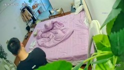 酒店偷拍稀有绿叶房斯文眼镜学妹穿上丝袜被男友抓住双手后入打桩起飞 截图8