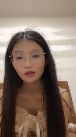 长发及腰眼镜妹妹！居家自慰诱惑！外表甜美苗条，拿出假屌磨蹭骚逼，快速抽插流白浆，表情很专注 截图1