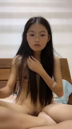 长发及腰眼镜妹妹！居家自慰诱惑！外表甜美苗条，拿出假屌磨蹭骚逼，快速抽插流白浆，表情很专注 截图7
