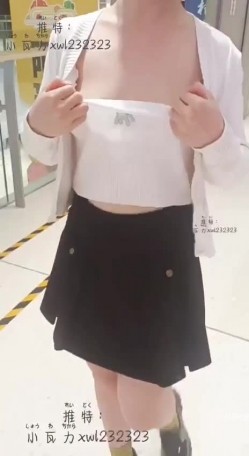 【最新流出】新晋级推特小骚妹【小瓦力】私拍，毕业就下海，当母狗公共场合露出啪啪肛交芹菜插穴双通吃精相当狂放～劲爆收藏 截图6