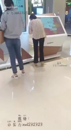 【最新流出】新晋级推特小骚妹【小瓦力】私拍，毕业就下海，当母狗公共场合露出啪啪肛交芹菜插穴双通吃精相当狂放～劲爆收藏 截图15