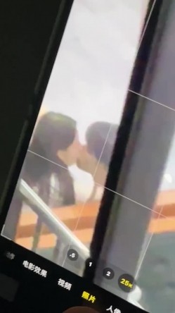 大学情侣在食堂餐厅内做爱 ️女主先骑马亲吻摇曳最后趴在男主身上男主！ 截图1