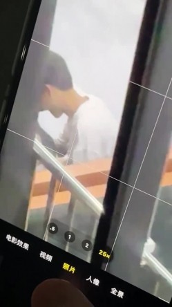 大学情侣在食堂餐厅内做爱 ️女主先骑马亲吻摇曳最后趴在男主身上男主！ 截图3