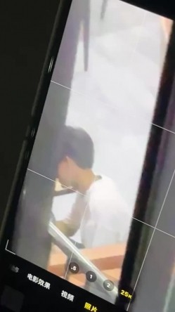 大学情侣在食堂餐厅内做爱 ️女主先骑马亲吻摇曳最后趴在男主身上男主！ 截图4