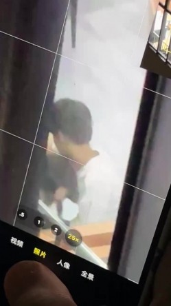 大学情侣在食堂餐厅内做爱 ️女主先骑马亲吻摇曳最后趴在男主身上男主！ 截图5