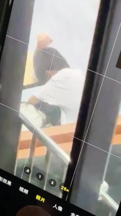 大学情侣在食堂餐厅内做爱 ️女主先骑马亲吻摇曳最后趴在男主身上男主！ 截图6