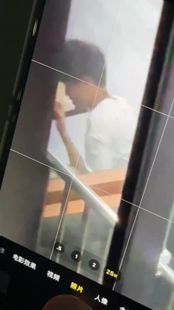 大学情侣在食堂餐厅内做爱 ️女主先骑马亲吻摇曳最后趴在男主身上男主！ 截图7