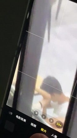 大学情侣在食堂餐厅内做爱 ️女主先骑马亲吻摇曳最后趴在男主身上男主！ 截图8