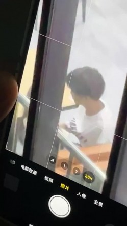 大学情侣在食堂餐厅内做爱 ️女主先骑马亲吻摇曳最后趴在男主身上男主！ 截图10