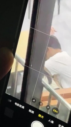 大学情侣在食堂餐厅内做爱 ️女主先骑马亲吻摇曳最后趴在男主身上男主！ 截图11