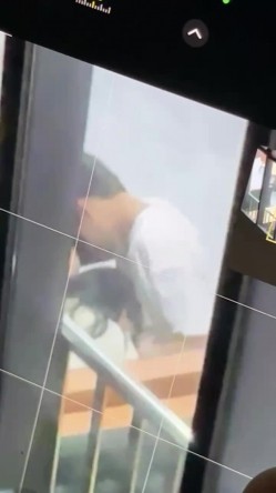 大学情侣在食堂餐厅内做爱 ️女主先骑马亲吻摇曳最后趴在男主身上男主！ 截图12