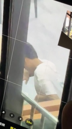 大学情侣在食堂餐厅内做爱 ️女主先骑马亲吻摇曳最后趴在男主身上男主！ 截图14