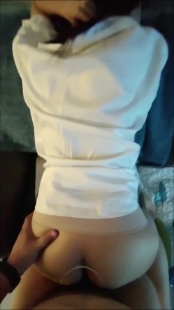 嫂子下班了，长腿白丝配工装衬衫，感觉一下就来了，哥哥长期不在家，必须内射，淫荡的声音是多么饥渴难耐！ 截图3