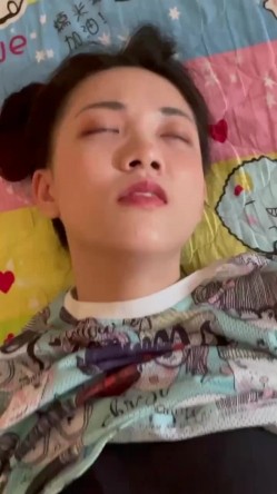 农村土炕操轻熟女人妻 真tm会叫床 叫声诱人 无套狂艹内射 特写怼脸内射流精 截图11