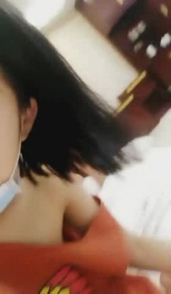 高校翘课妹子和农村来的老表幽会 用粉润润的玉足给哥搓搓 截图5