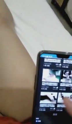 高校翘课妹子和农村来的老表幽会 用粉润润的玉足给哥搓搓 截图9