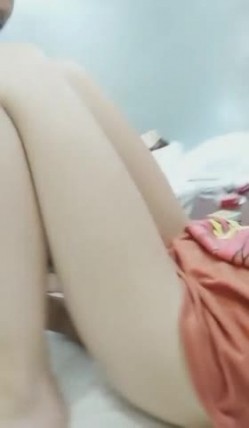高校翘课妹子和农村来的老表幽会 用粉润润的玉足给哥搓搓 截图10