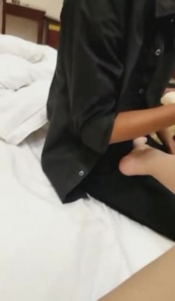 高校翘课妹子和农村来的老表幽会 用粉润润的玉足给哥搓搓 截图11