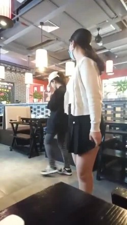 【最新流出】新晋级推特小骚妹【小瓦力】私拍，毕业就下海，当母狗公共场合露出啪啪肛交芹菜插穴双通吃精相当狂放～劲爆收藏 截图2