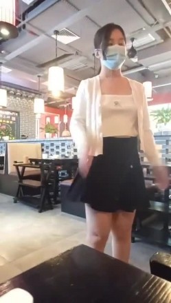 【最新流出】新晋级推特小骚妹【小瓦力】私拍，毕业就下海，当母狗公共场合露出啪啪肛交芹菜插穴双通吃精相当狂放～劲爆收藏 截图3