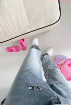 『小姨子的秘密』姐夫在阳台为小姨子按摩扣逼 回到房间沙发上爆操 爽得小姨子一直喊着射里面！ 截图6