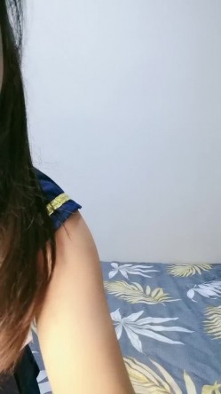 大半夜，制服清纯气息的美少妇生了孩子更显得年轻可爱，道具自慰，鲍鱼也不黑 截图1