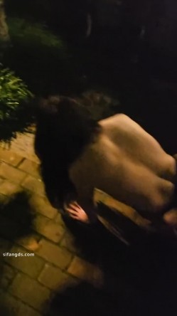 顶级淫妻博主，【曼曼奇】老婆露脸，露出，调教，多P，酒店深夜露出，马路景区，玩得超刺激 截图12