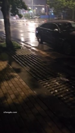 顶级淫妻博主，【曼曼奇】老婆露脸，露出，调教，多P，酒店深夜露出，马路景区，玩得超刺激 截图15