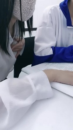 【雅儿老湿】扶瑶 退役模特 白衫短裙 美腿丝袜 沟搭男学弟 无套狂操内射流白浆精液 截图4